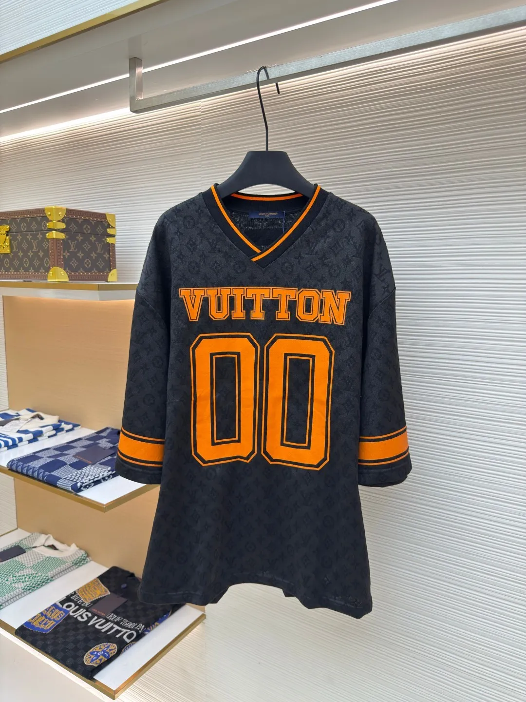 LOUIS VUITTON presbyopic mid-sleeve ●Authentic product: purchased and developed at 7850 ●Item number: 1680185-A20 ●Fabric: double-ply ring-spun pure cotton yarn fabric ●Technology: made on positioning cutting machine ●Version: fitted version ●Weight: about 375 grams ●Size: XS-S-M-L ●Description: The fabric is made of 150D/48F polyester special-shaped optical long fiber yarn + 40-count double-strand ring-spun pure cotton. A 24-needle cylindrical jacquard loom imported from Italy is used to weave the embryonic fabric. The embryonic cloth is washed in a vat and shaped into finished fabric. It is made of Infrared cutting machine is used for typesetting, and the positioning flower letter logo is cut by hand. The front and back panels are screen printed with a positioning elliptical machine, and an 80-mesh mechanical screen is used to open the screen. The thermosetting oil material is mixed with a matte paint surface, and it is matched with 26s cotton yarn-dyed ribbing. The overall wiring is straight and delicate, the fabric is comfortable and soft, and the color is consistent without color difference. It can be matched with the same style to create a fashionable look and control various occasions. Customized accessories, complete with three standards, same style for men and women!